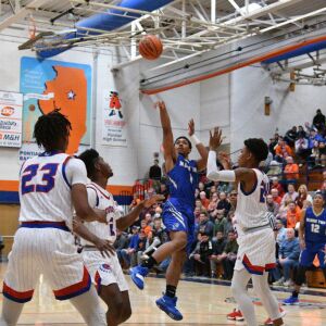 Bloom’s Donovan Newby (1) runs in the lane for a floater, Saturday 12-29-18. Worsom Robinson/For Sun-Times