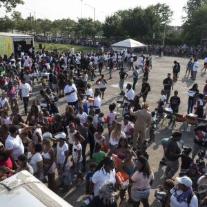 Crowds mass behind “anti-bait” trucks for free shoes. | Rick Majewski/For the Sun-Times