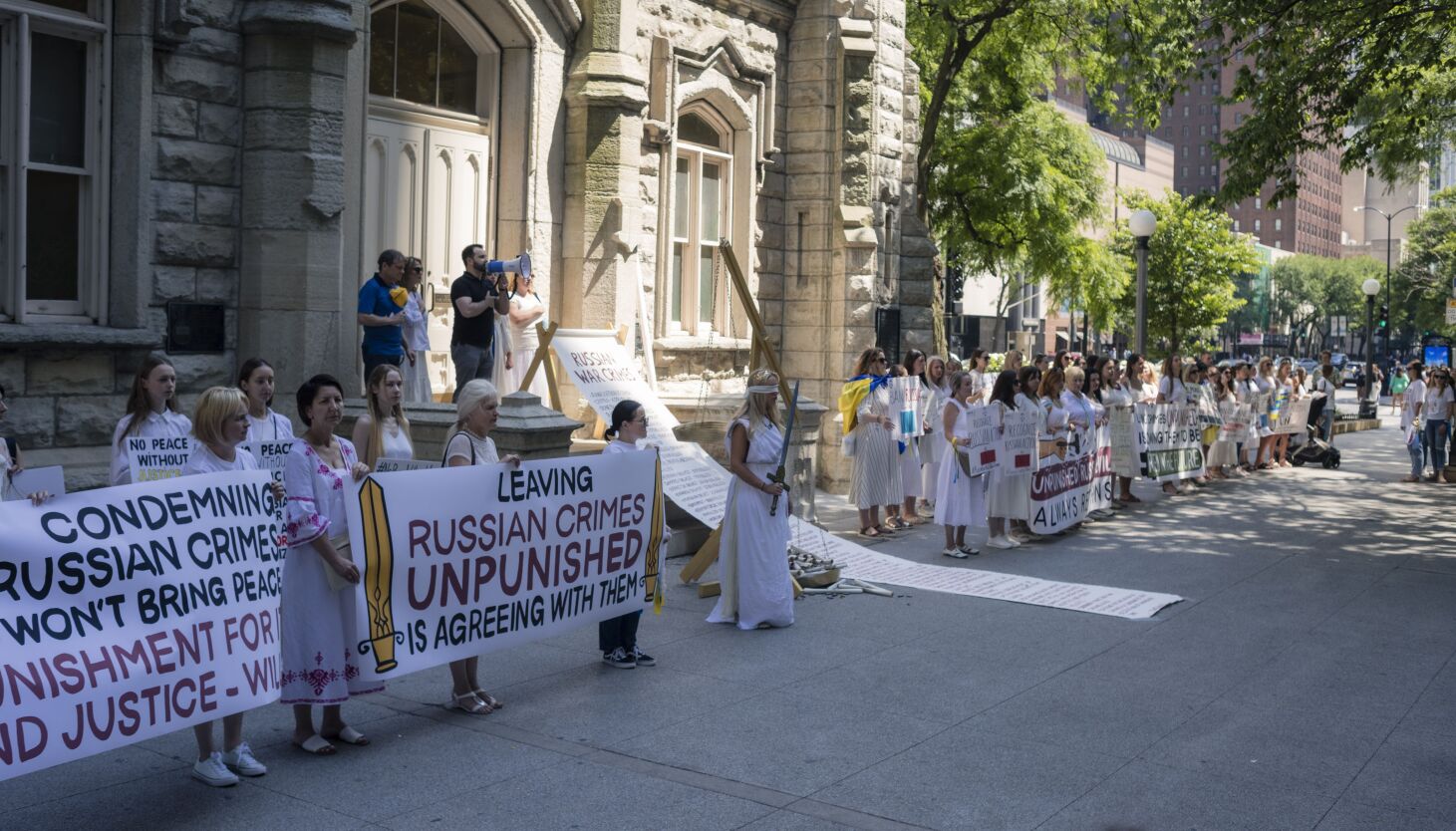 NextImg:Chicago Ukrainian community gathers in protest of Russian war crimes