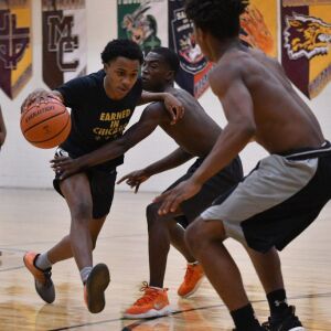Leo’s Fred Cleveland Jr. drives to the basket. Worsom Robinson/For the Sun-Times.