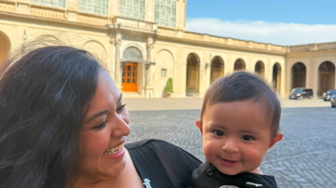 La concejal Julia Ramírez (12) sostiene a su bebé, Víctor Nicolás, frente al Vaticano el jueves.