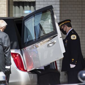 Funeral workers carry the casket to the hearse for Chicago Police Officer Officer Marco DiFranco at Cumberland Funeral Chapels, Thursday, April 9, 2020. DiFranco, 50, was a 21-year veteran of the department and represents the first officer to die from complications of the coronavirus.