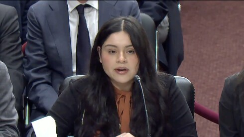 Marimar Martínez, la mujer de Chicago que recibió cinco disparos de agentes federales de inmigración en octubre, testifica en Washington, D.C. en febrero.