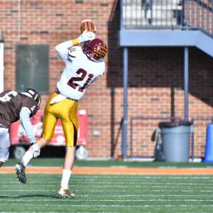 Montini’s Nate Muersch (21) catches a touchdown. Worsom Robinson/For the Sun-Times.