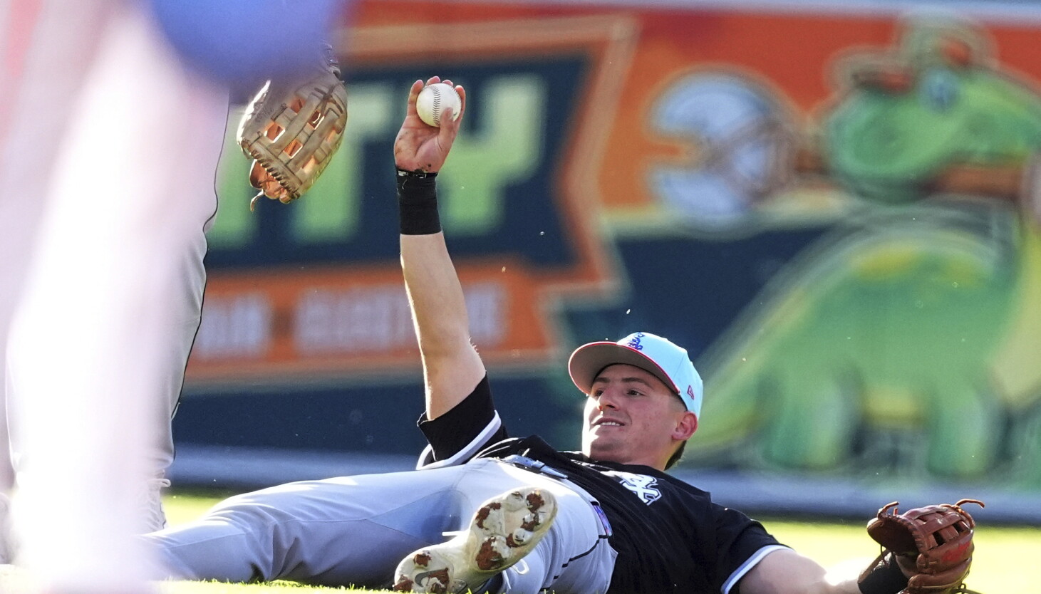 Colson Montgomery makes stunning catch for White Sox in memorable MLB debut Colson Montgomery makes stunning catch for White Sox in memorable MLB debut