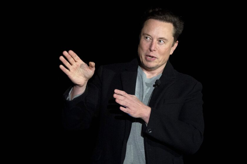 Elon Musk przemawia w obiekcie Starbase SpaceX w pobliżu wioski Boca Chica w południowym Teksasie.