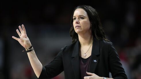 Illinois has hired Dayton head coach Shauna Green to lead the Illini’s women’s basketball program.