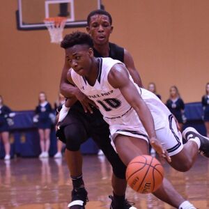 DePaul Prep’s Raheem Anthony makes his way. Worsom Robinson/For the Sun-Times.