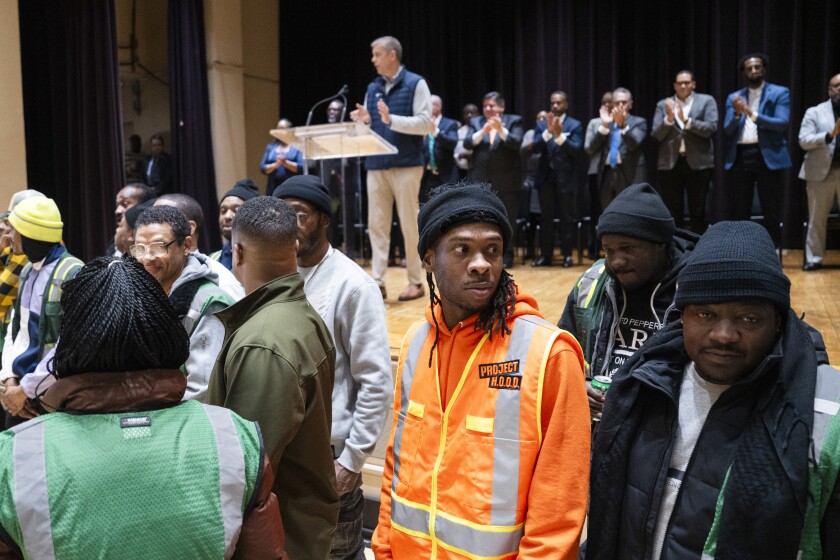 Arne Duncan, fundador de Chicago CRED y exsecretario de educación de Estados Unidos, habla en febrero de 2024 junto a los interrumpidores de violencia y trabajadores de alcance de Chicago CRED en el Centro Cultural de South Shore.