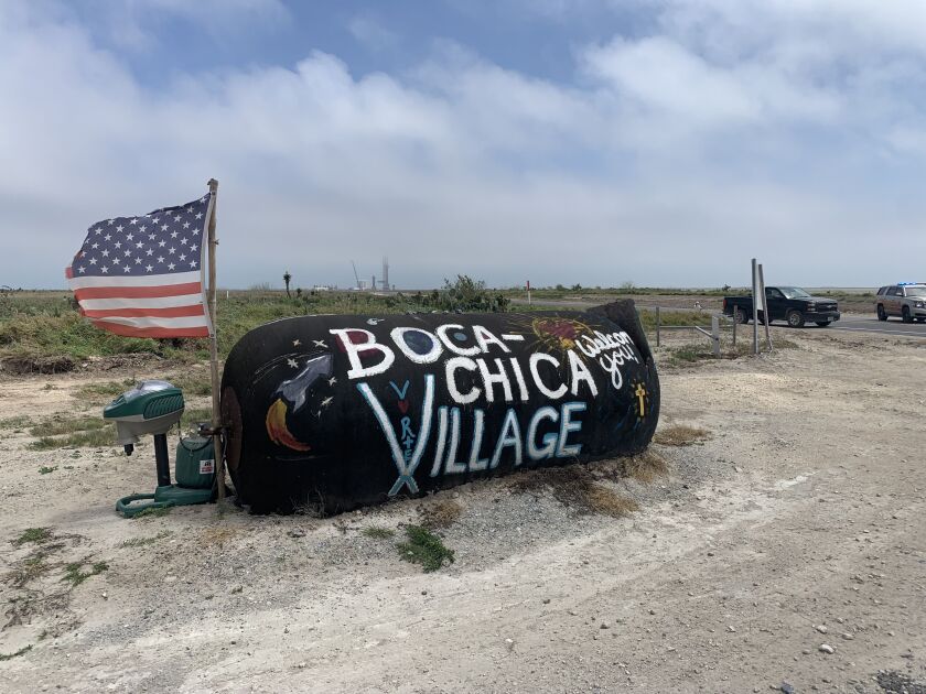 Wejście do wioski Boca Chica, z widocznym z daleka miejscem startu.