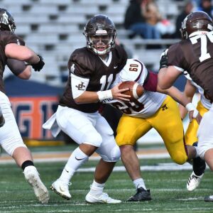 Joliet Catholic’s Jordan Alvarez (11) hands the ball off. Worsom Robinson/For the Sun-Times.