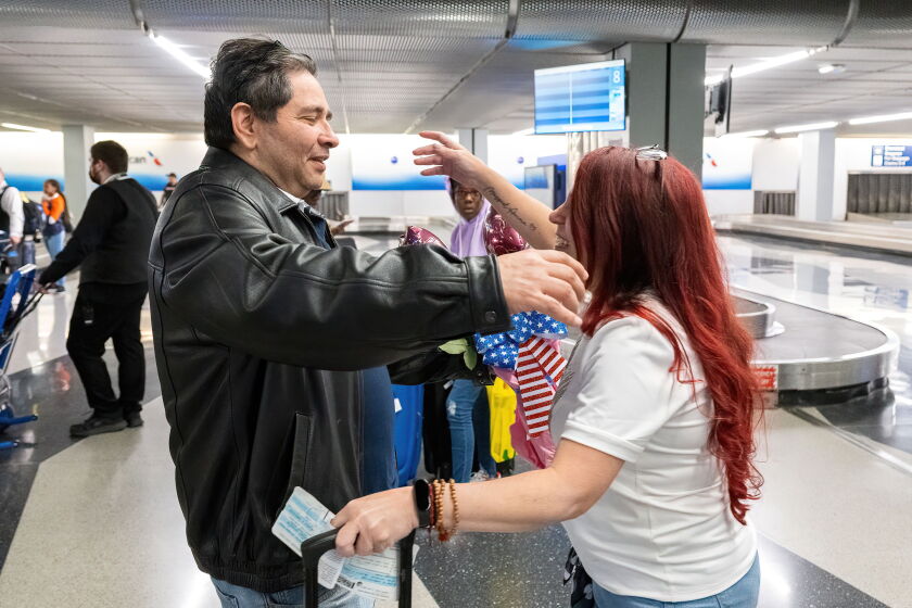 Frank Sandoval y su esposa Carolina Alemán se reencuentran luego de reencontrarse el viernes en el Aeropuerto O'Hare luego de casi cinco años de diferencia.
