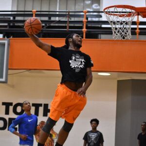 Leo’s DaChaun Anderson goes up for a dunk. Worsom Robinson/For the Sun-Times.