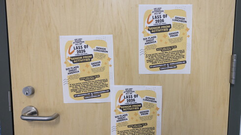 Un letrero de próximos eventos en peligro cuelga en la puerta del salón de José Torres en la secundaria ASPIRA Business & Finance, ubicada en 2989 N. Milwaukee Ave., en el vecindario de Avondale de Chicago.